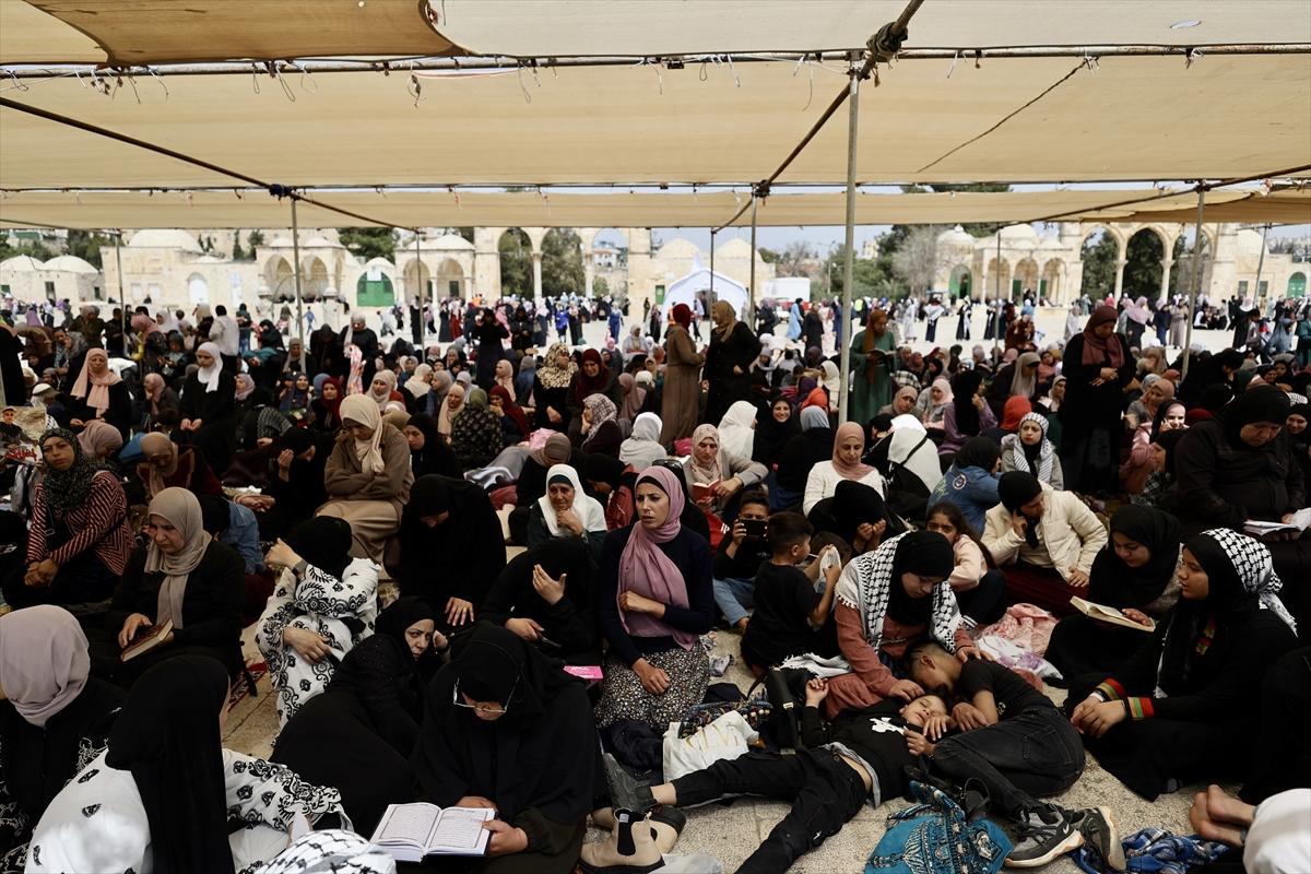 İşgal altındaki Kudüs'te Ramazan ayının üçüncü cuma namazı