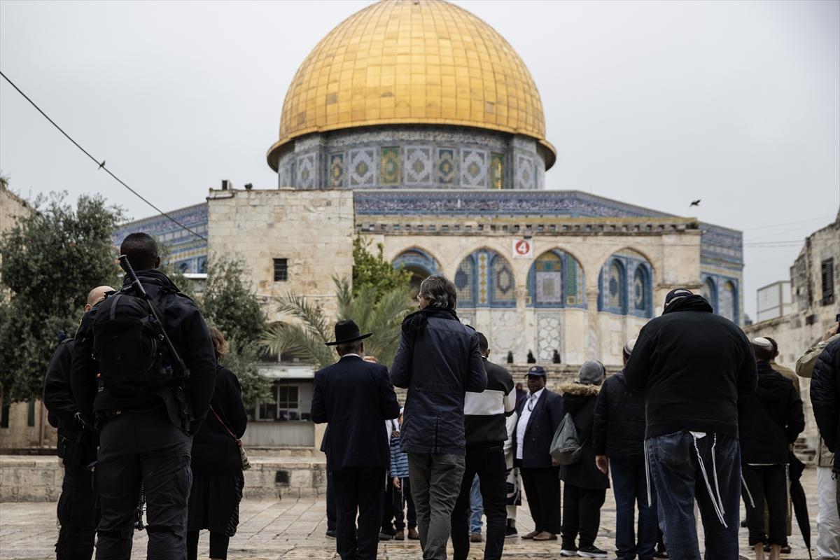 İsrail polisi Mescid-i Aksa'da konuşlandı! Yahudi yerleşimciler bir kez daha baskın düzenledi