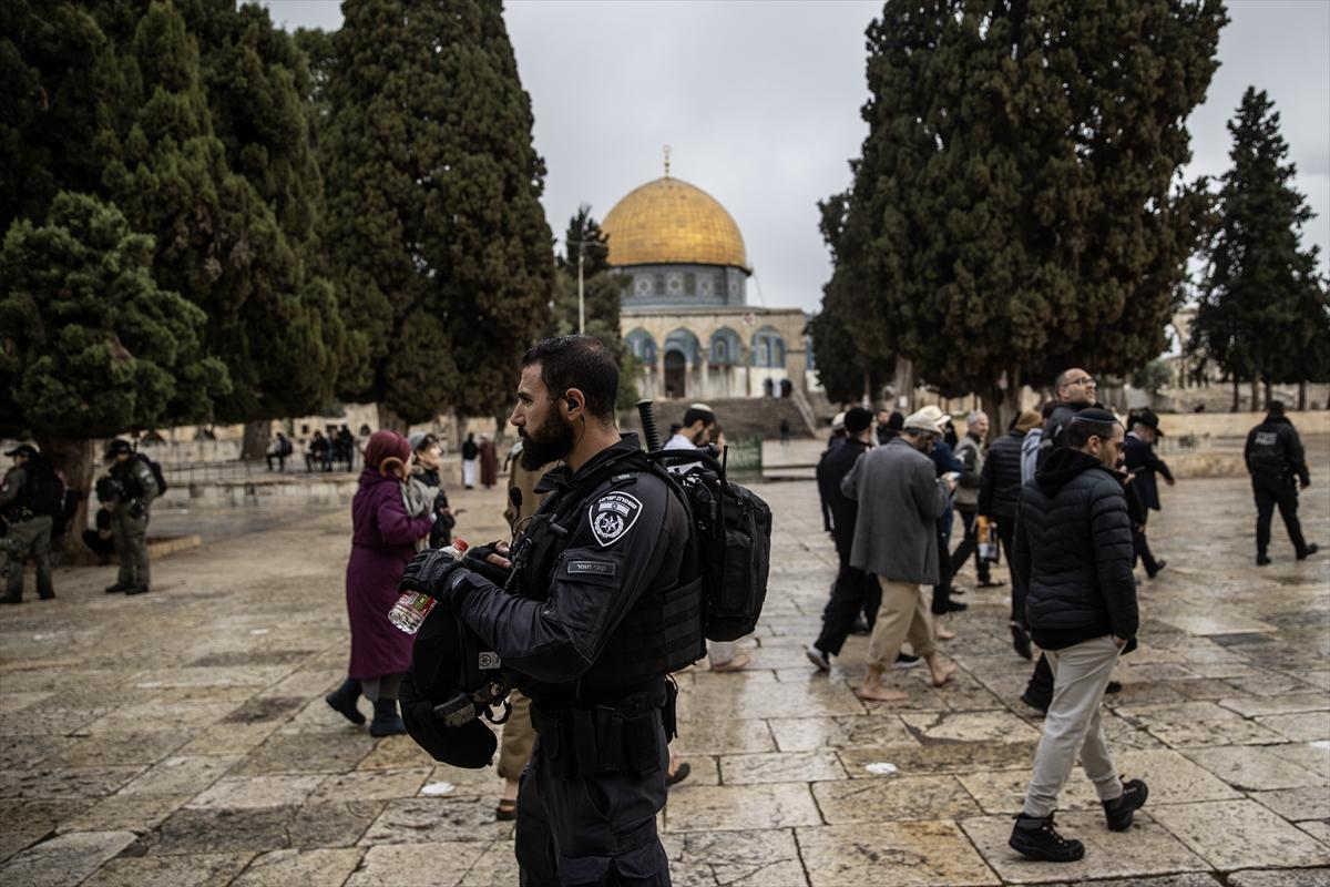 İsrail polisi Mescid-i Aksa'da konuşlandı! Yahudi yerleşimciler bir kez daha baskın düzenledi