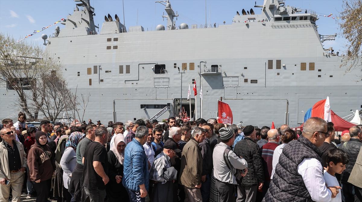 Sarayburnu'na çekilen TCG Anadolu'ya ziyaretçi akını