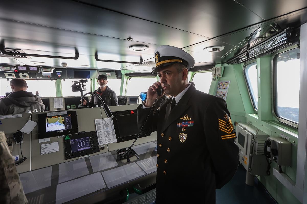 Sarayburnu'na çekilen TCG Anadolu'ya ziyaretçi akını