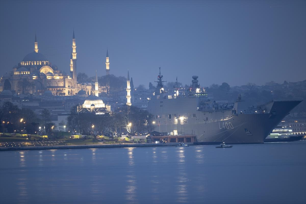 Sarayburnu'na çekilen TCG Anadolu'ya ziyaretçi akını