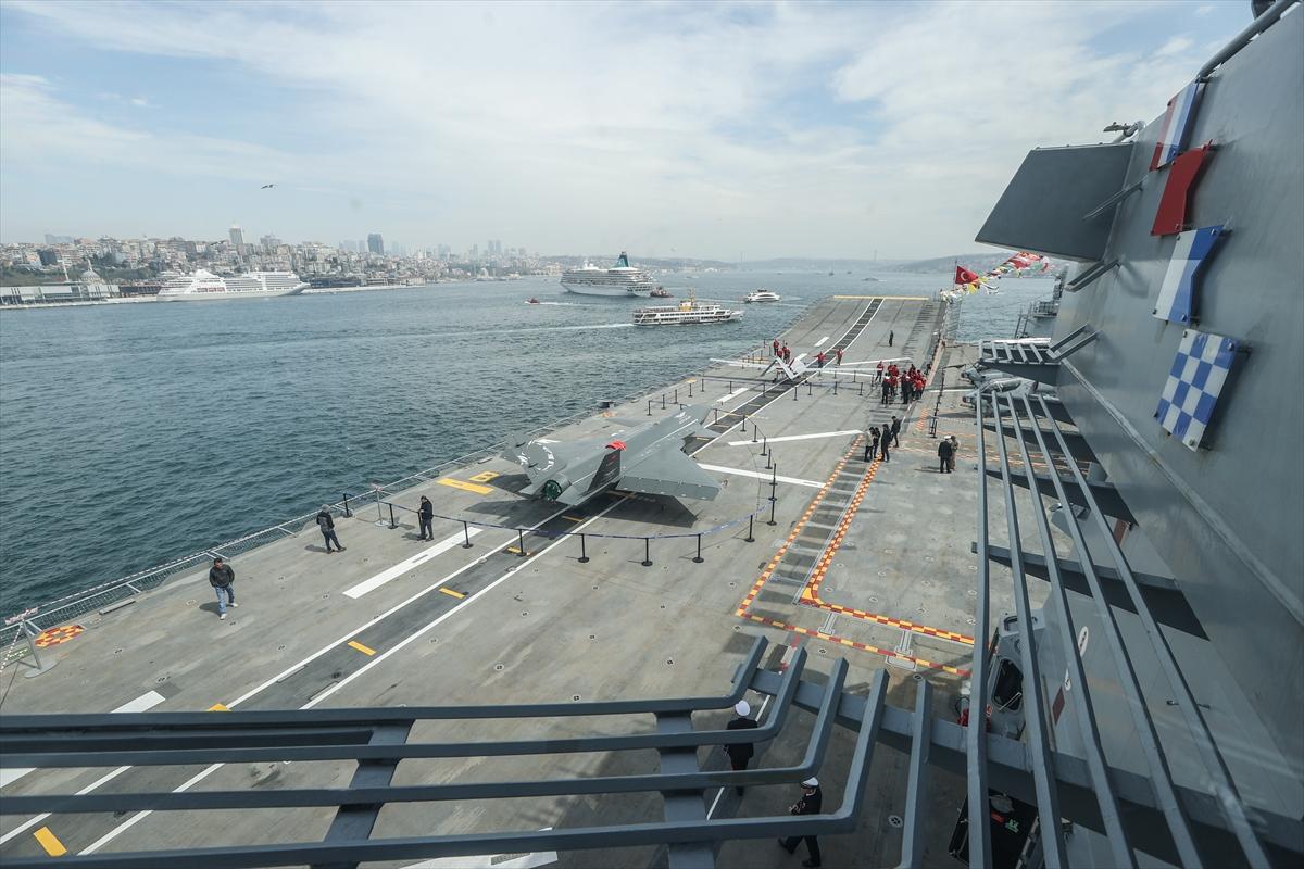 Sarayburnu'na çekilen TCG Anadolu'ya ziyaretçi akını