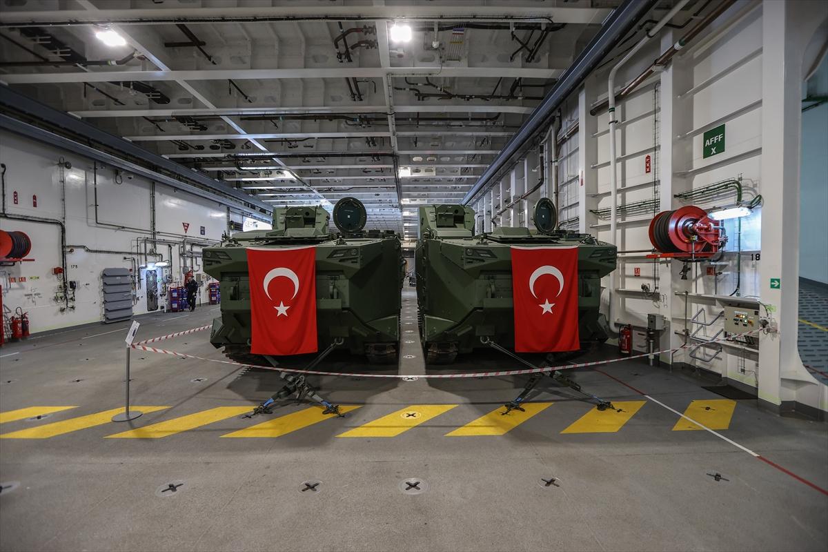 Sarayburnu'na çekilen TCG Anadolu'ya ziyaretçi akını