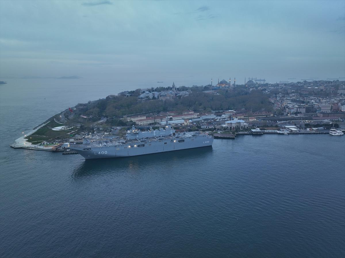 Sarayburnu'na çekilen TCG Anadolu'ya ziyaretçi akını