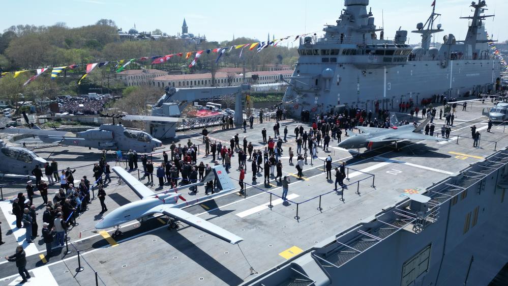 Sarayburnu'na çekilen TCG Anadolu'ya ziyaretçi akını