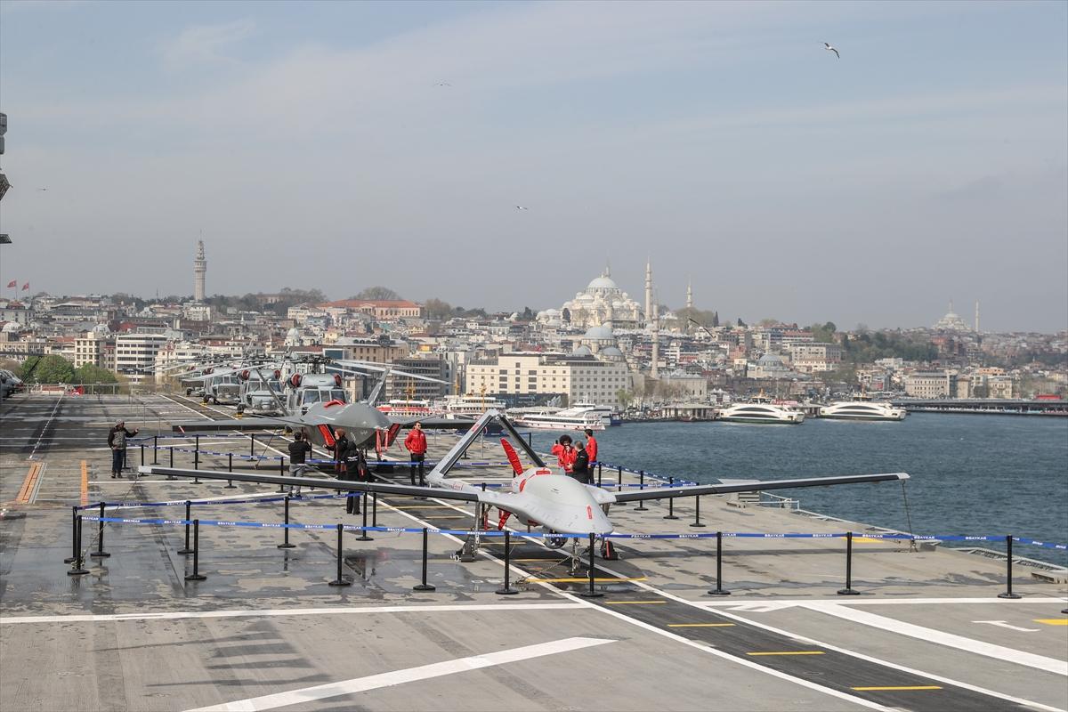 Sarayburnu'na çekilen TCG Anadolu'ya ziyaretçi akını