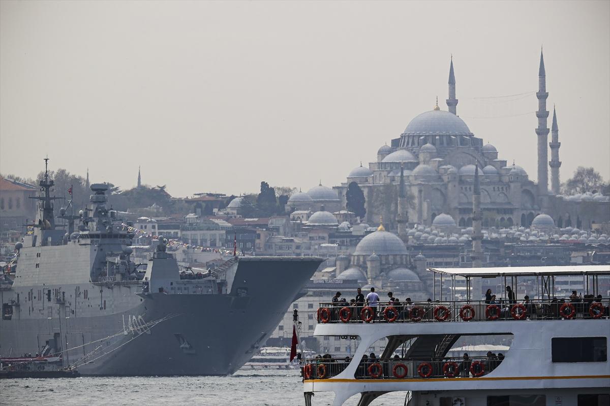 Sarayburnu'na çekilen TCG Anadolu'ya ziyaretçi akını