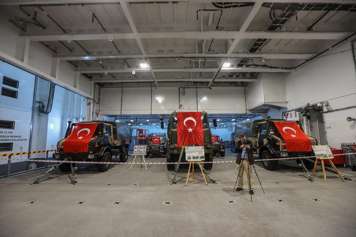 Sarayburnu'na çekilen TCG Anadolu'ya ziyaretçi akını