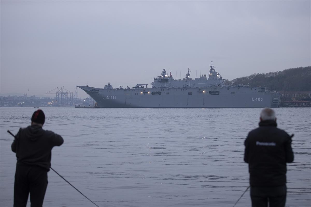 Sarayburnu'na çekilen TCG Anadolu'ya ziyaretçi akını