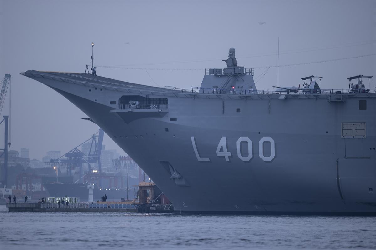 Sarayburnu'na çekilen TCG Anadolu'ya ziyaretçi akını