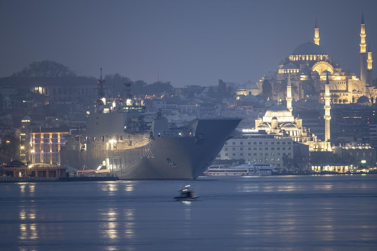 Sarayburnu'na çekilen TCG Anadolu'ya ziyaretçi akını