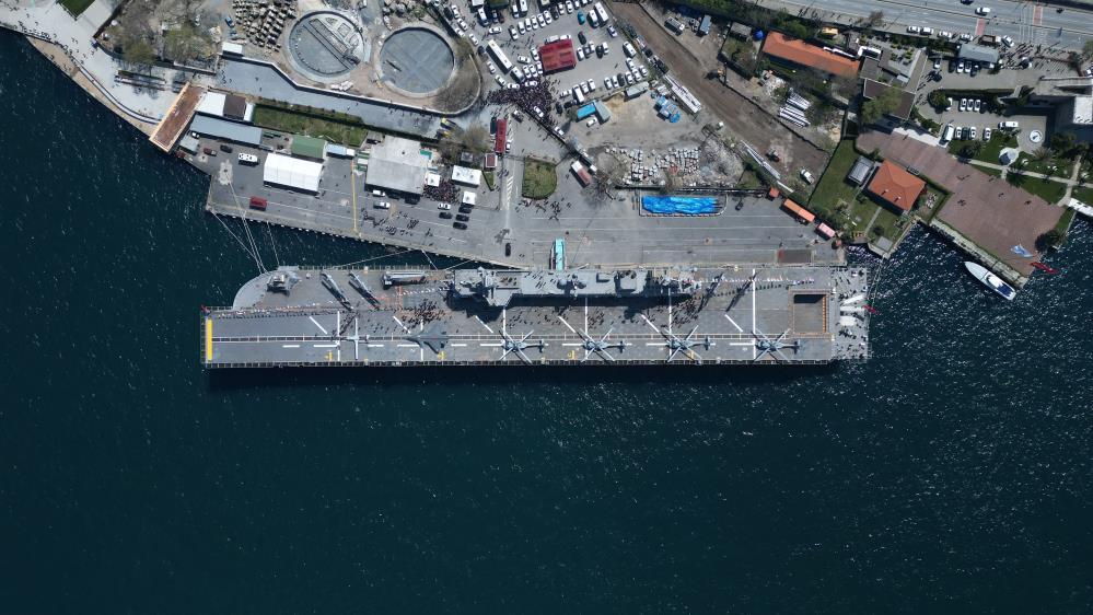 Sarayburnu'na çekilen TCG Anadolu'ya ziyaretçi akını