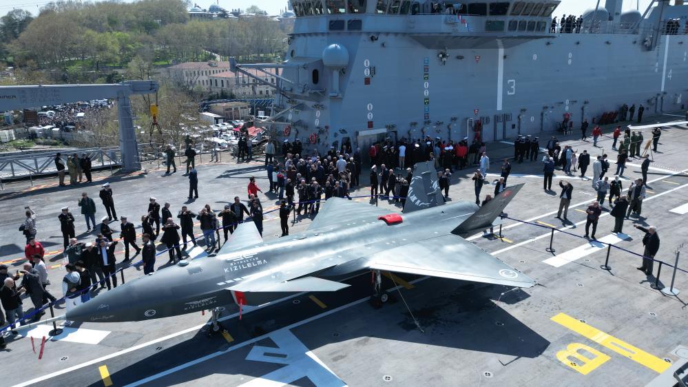 Sarayburnu'na çekilen TCG Anadolu'ya ziyaretçi akını