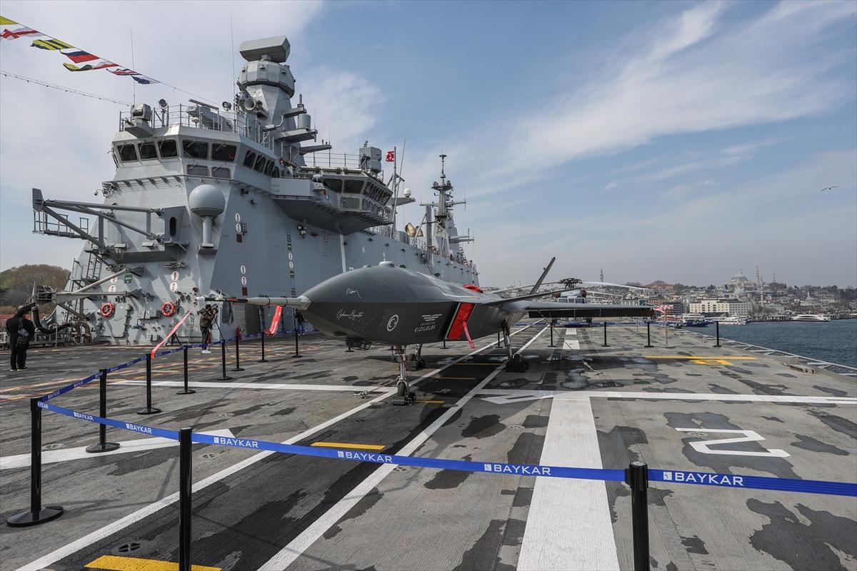 Sarayburnu'na çekilen TCG Anadolu'ya ziyaretçi akını