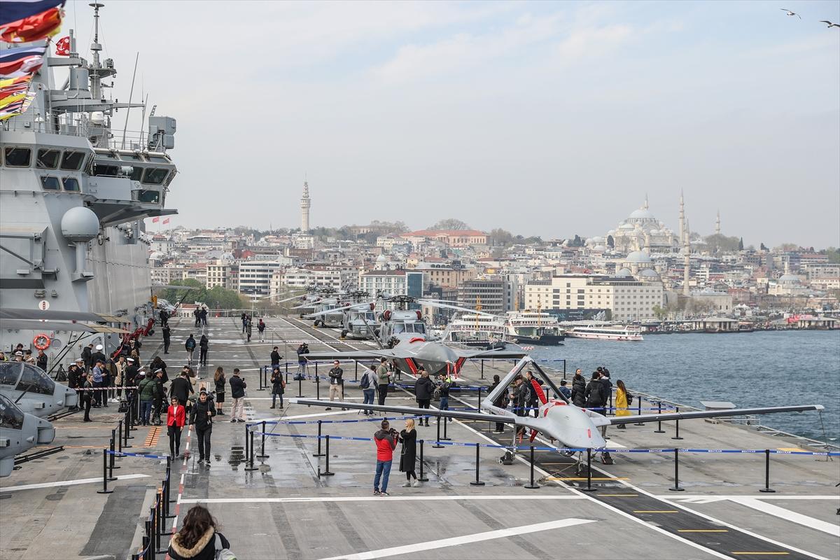 Sarayburnu'na çekilen TCG Anadolu'ya ziyaretçi akını