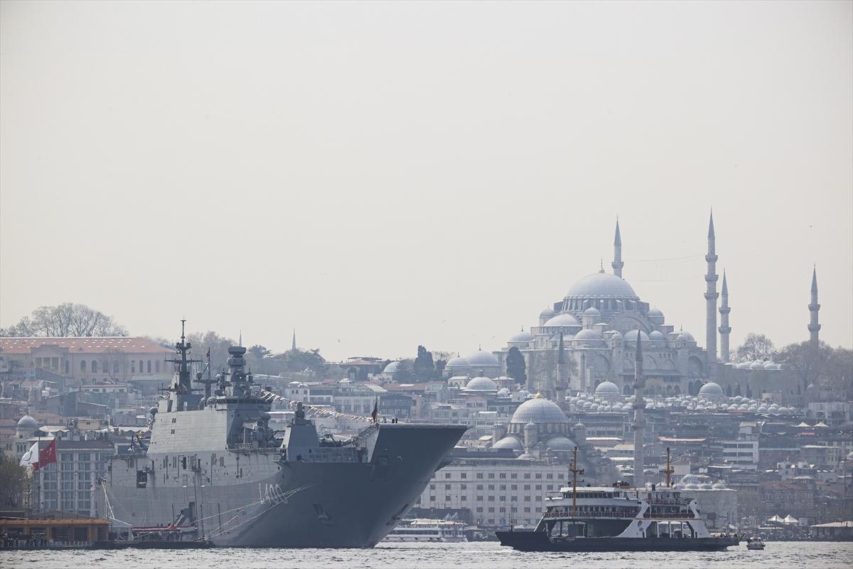 Sarayburnu'na çekilen TCG Anadolu'ya ziyaretçi akını