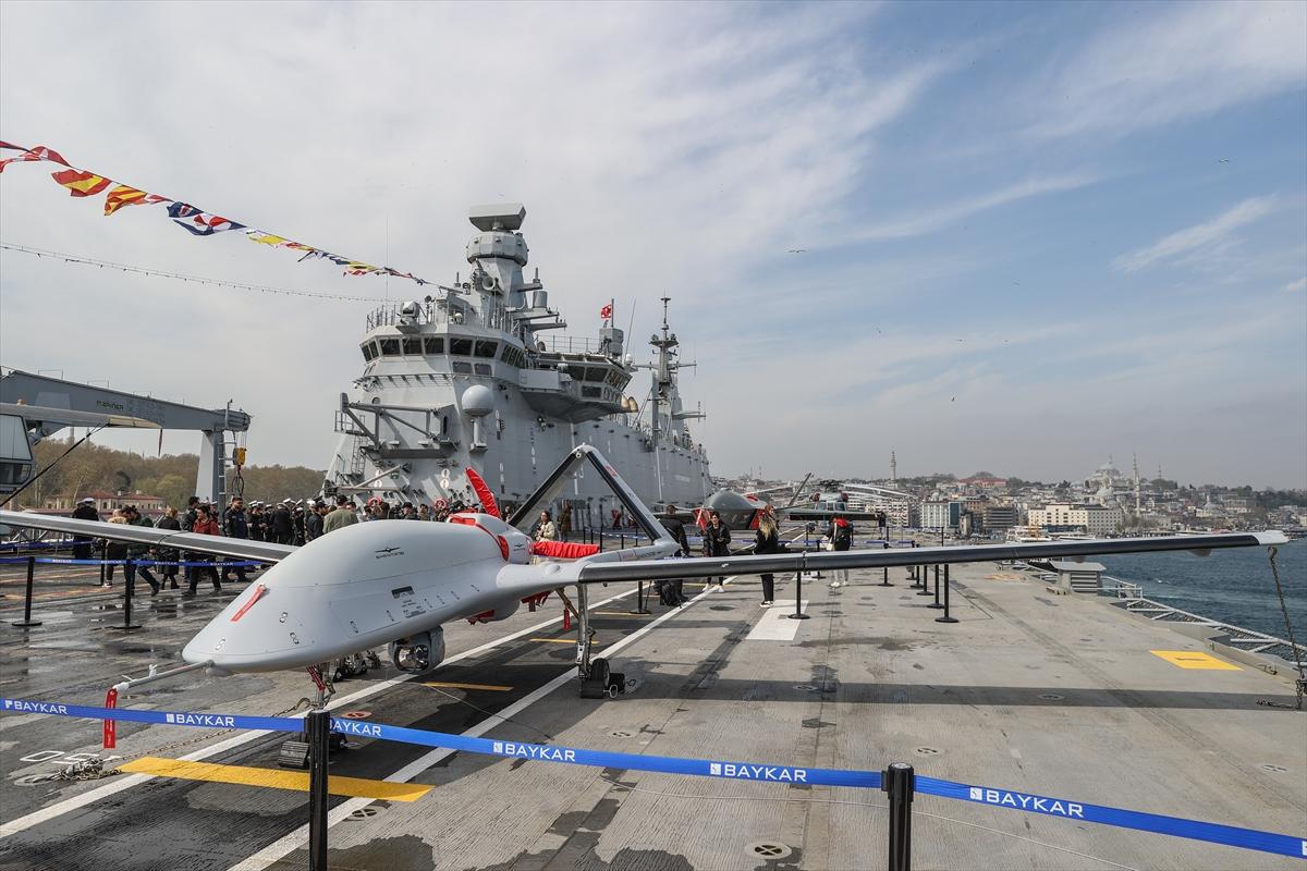 Sarayburnu'na çekilen TCG Anadolu'ya ziyaretçi akını