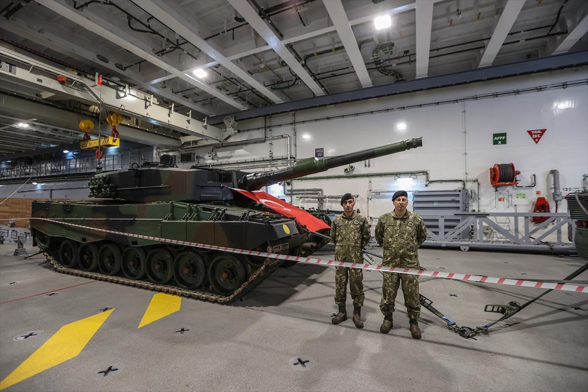 Sarayburnu'na çekilen TCG Anadolu'ya ziyaretçi akını