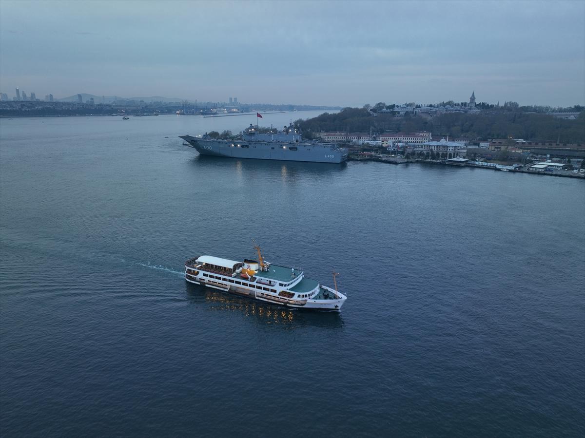 Sarayburnu'na çekilen TCG Anadolu'ya ziyaretçi akını