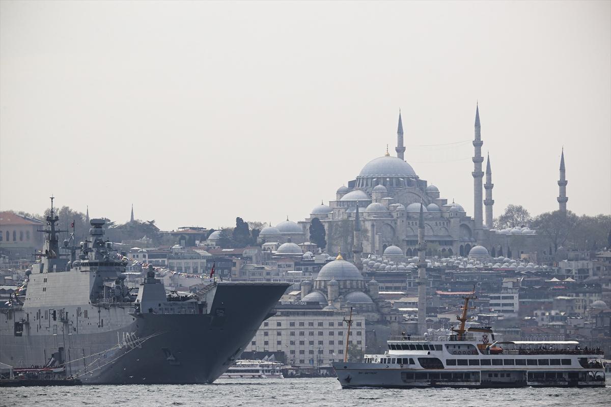 Sarayburnu'na çekilen TCG Anadolu'ya ziyaretçi akını