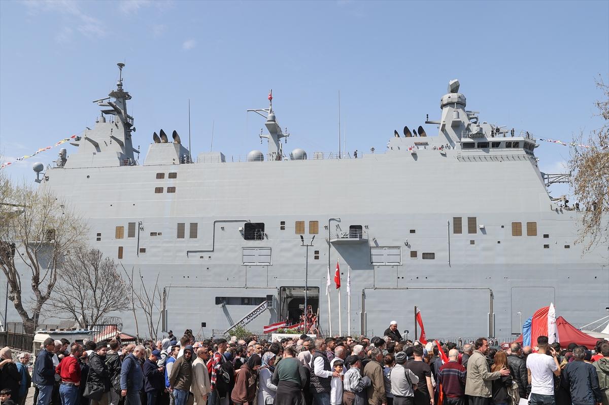 Sarayburnu'na çekilen TCG Anadolu'ya ziyaretçi akını