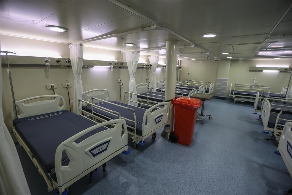 Sarayburnu'na çekilen TCG Anadolu'ya ziyaretçi akını