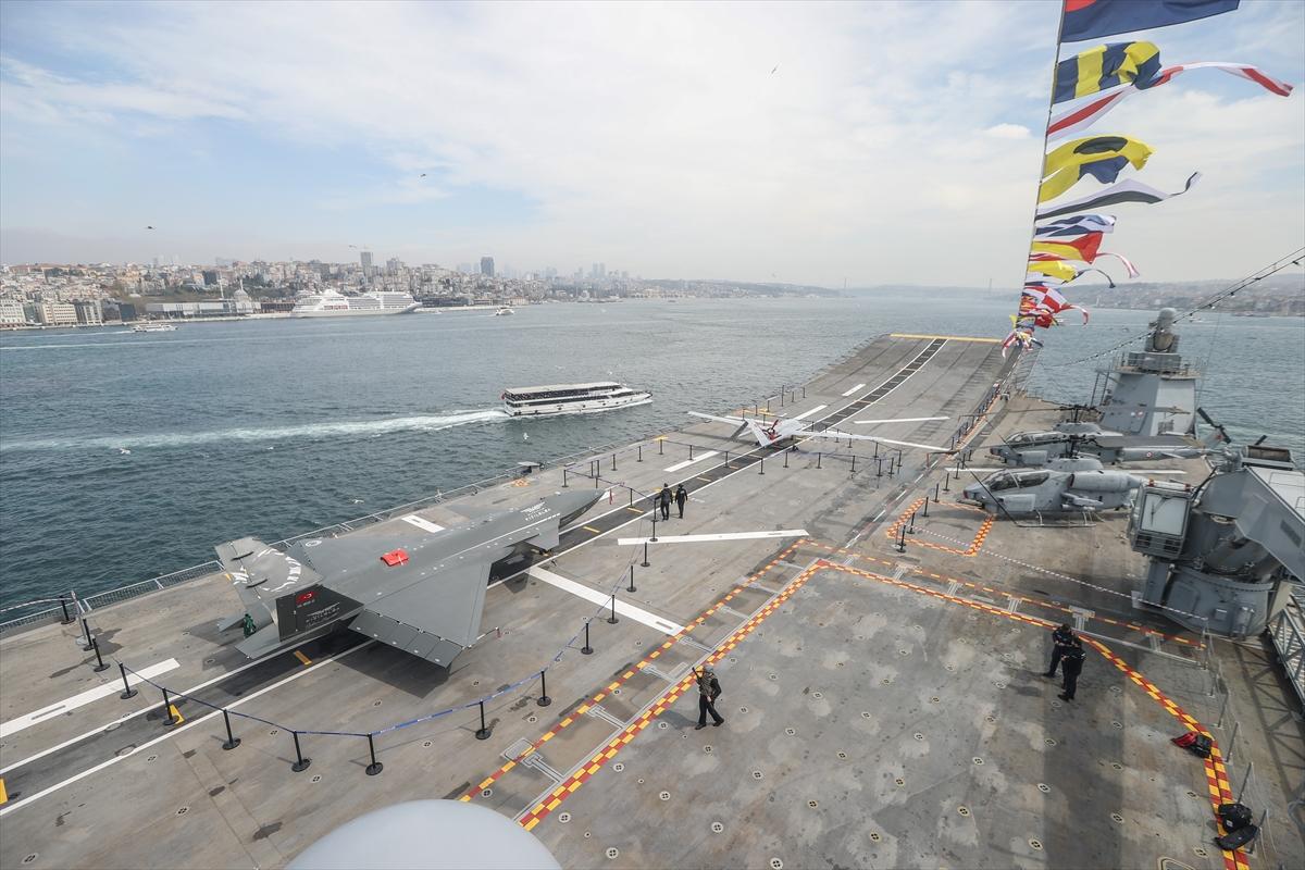 Sarayburnu'na çekilen TCG Anadolu'ya ziyaretçi akını