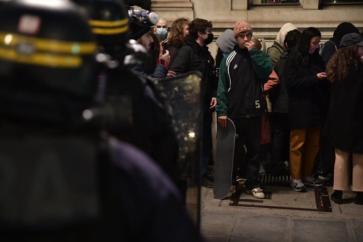 Paris'in nabzı düşmüyor! Emeklilik reformuna karşı sokağa inen göstericilerden kareler