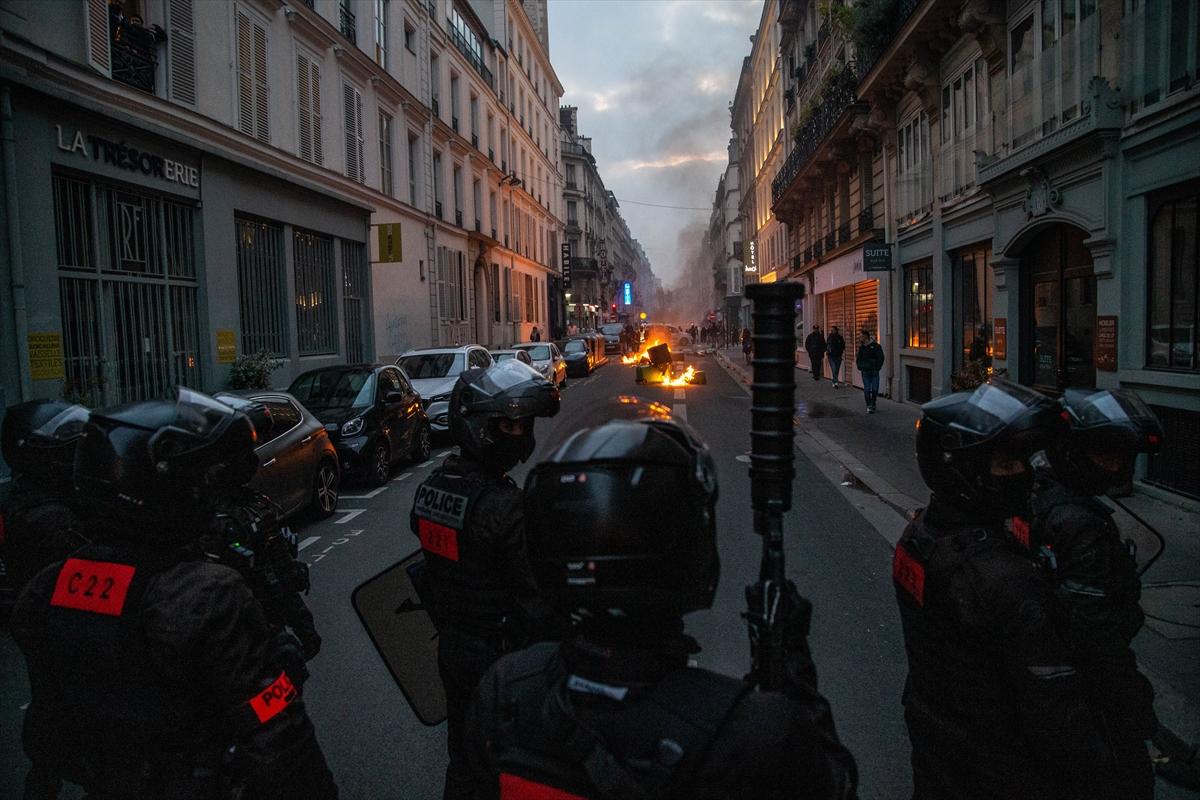 Paris'in nabzı düşmüyor! Emeklilik reformuna karşı sokağa inen göstericilerden kareler