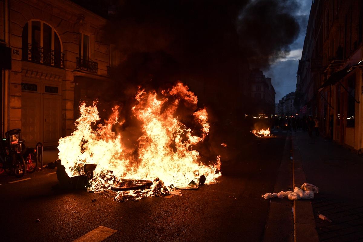 Paris'in nabzı düşmüyor! Emeklilik reformuna karşı sokağa inen göstericilerden kareler