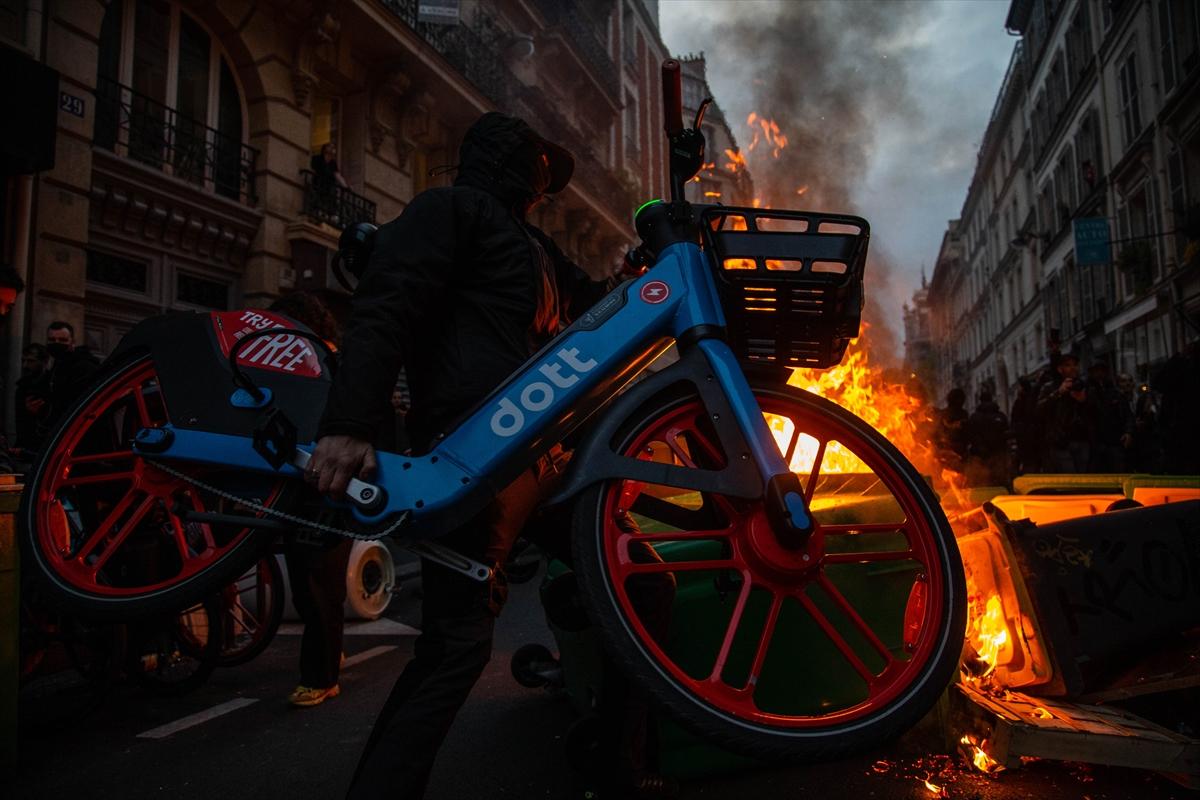 Paris'in nabzı düşmüyor! Emeklilik reformuna karşı sokağa inen göstericilerden kareler