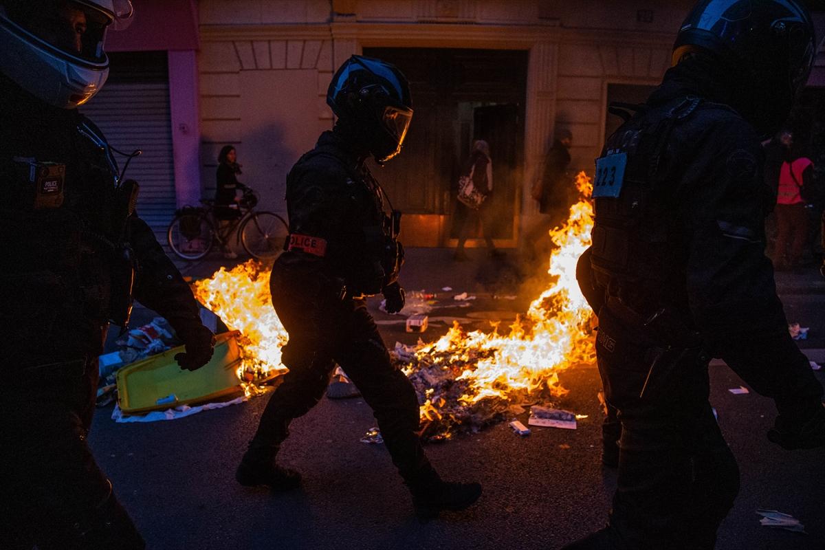 Paris'in nabzı düşmüyor! Emeklilik reformuna karşı sokağa inen göstericilerden kareler