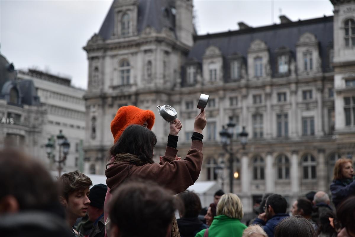 Paris'in nabzı düşmüyor! Emeklilik reformuna karşı sokağa inen göstericilerden kareler