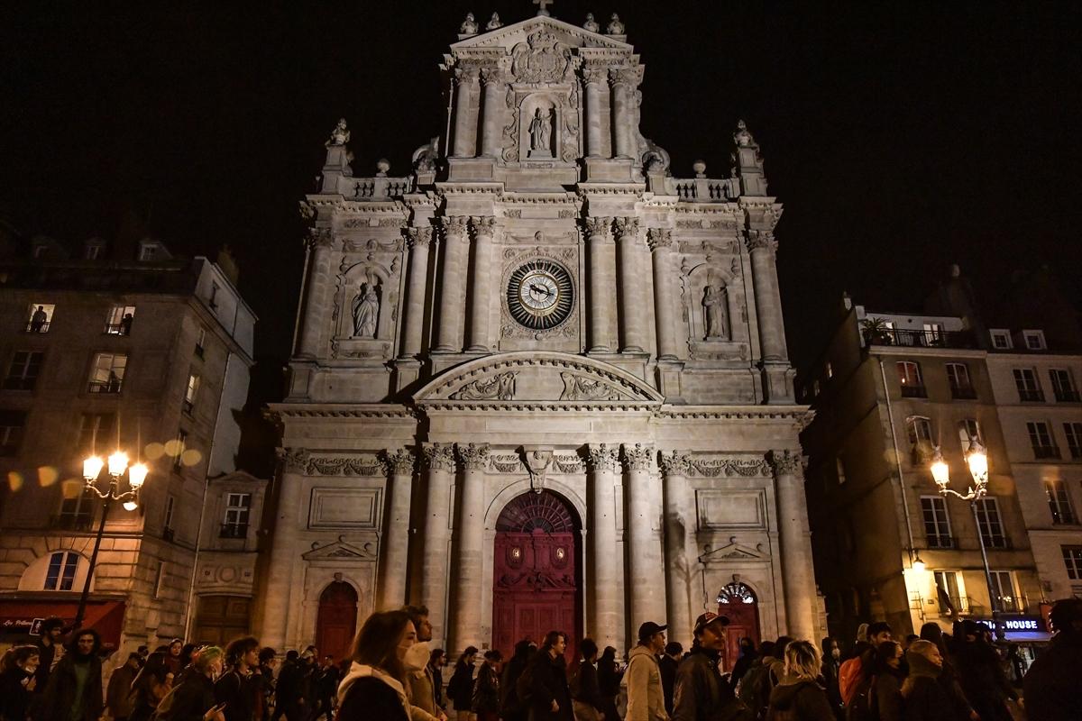Paris'in nabzı düşmüyor! Emeklilik reformuna karşı sokağa inen göstericilerden kareler