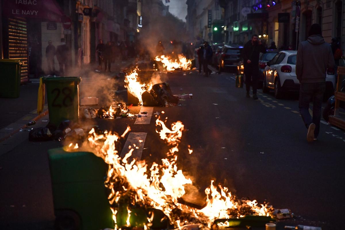 Paris'in nabzı düşmüyor! Emeklilik reformuna karşı sokağa inen göstericilerden kareler