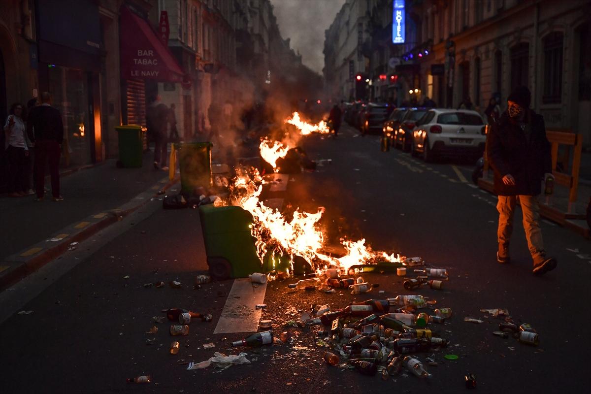 Paris'in nabzı düşmüyor! Emeklilik reformuna karşı sokağa inen göstericilerden kareler