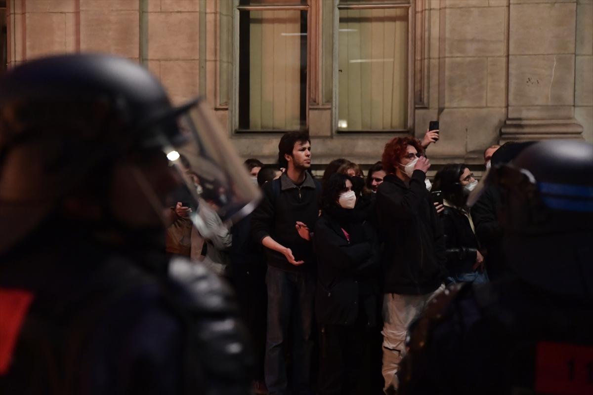 Paris'in nabzı düşmüyor! Emeklilik reformuna karşı sokağa inen göstericilerden kareler