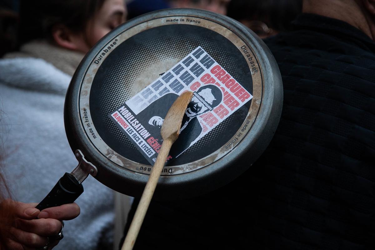 Paris'in nabzı düşmüyor! Emeklilik reformuna karşı sokağa inen göstericilerden kareler