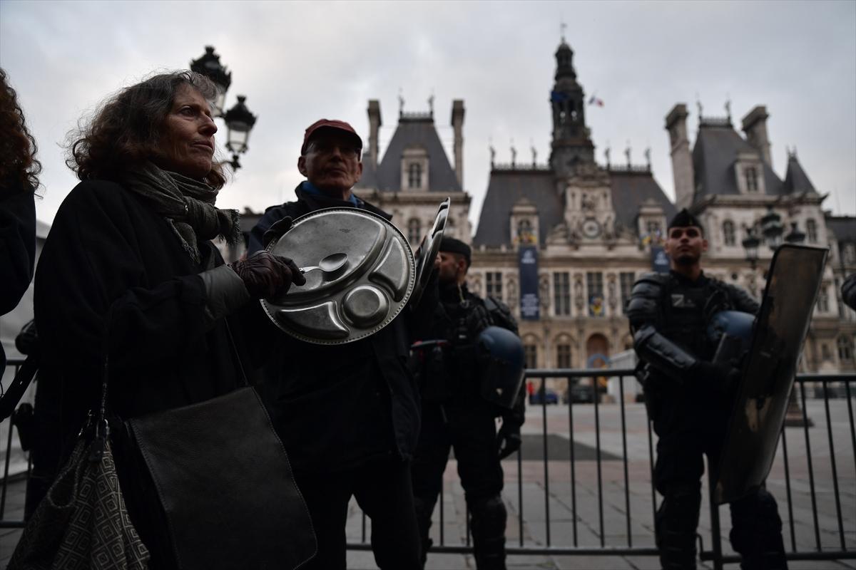 Paris'in nabzı düşmüyor! Emeklilik reformuna karşı sokağa inen göstericilerden kareler