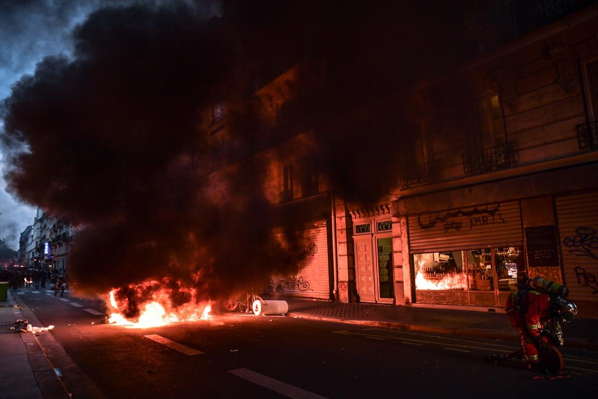 Paris'in nabzı düşmüyor! Emeklilik reformuna karşı sokağa inen göstericilerden kareler