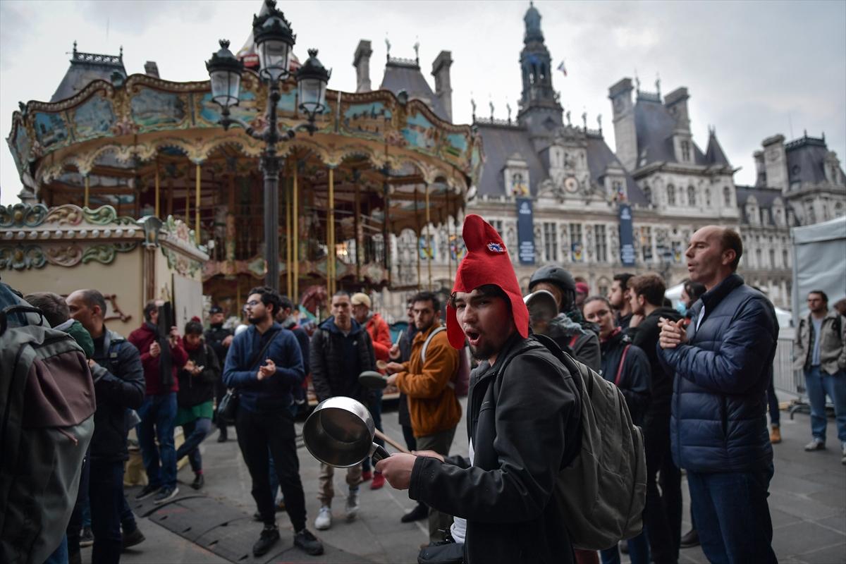 Paris'in nabzı düşmüyor! Emeklilik reformuna karşı sokağa inen göstericilerden kareler