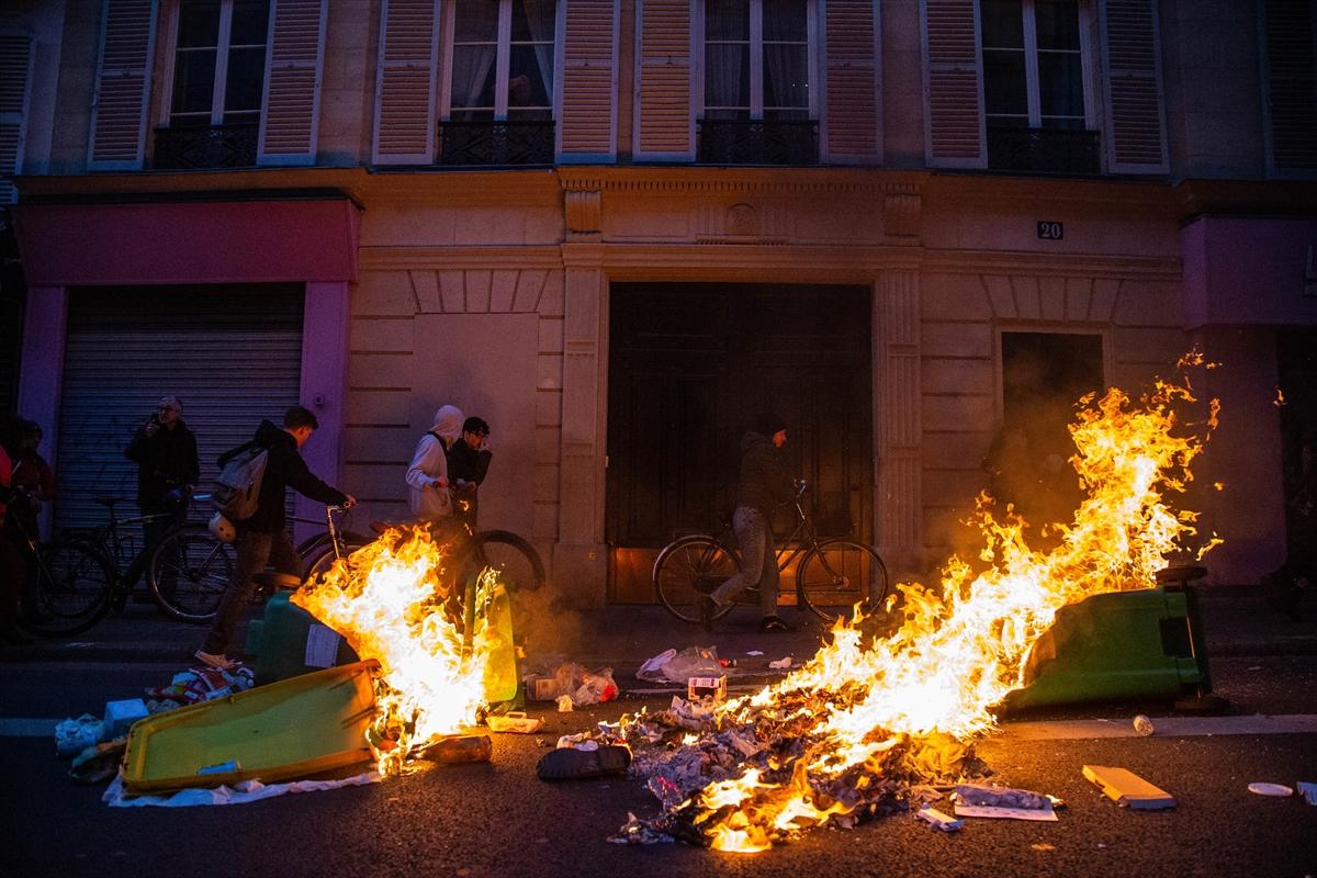 Paris'in nabzı düşmüyor! Emeklilik reformuna karşı sokağa inen göstericilerden kareler