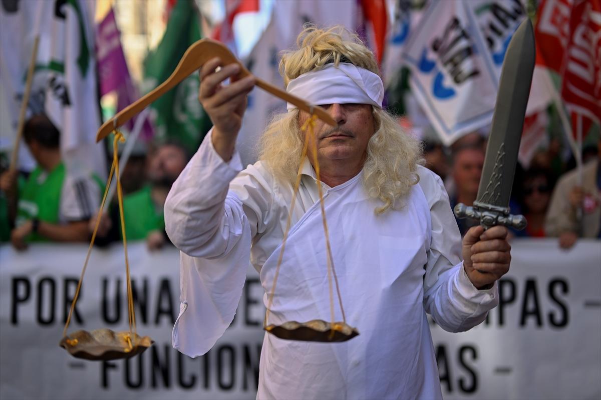 Bu kez protesto İspanya'dan! Grevde olan adliye memurları gösteri düzenledi