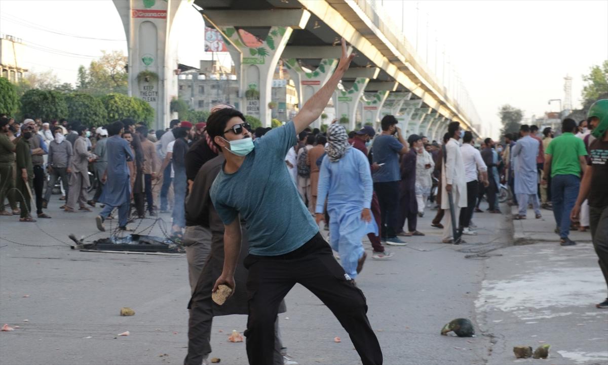 Pakistan'da İmran Han destekçilerinin protestosu ülkeyi karıştı