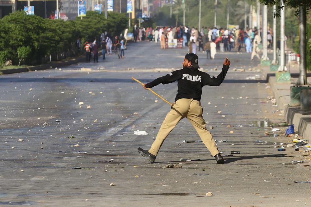 Pakistan'da İmran Han destekçilerinin protestosu ülkeyi karıştı