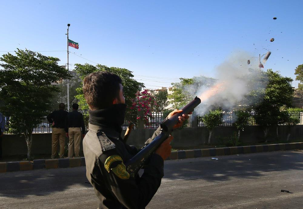 Pakistan'da İmran Han destekçilerinin protestosu ülkeyi karıştı