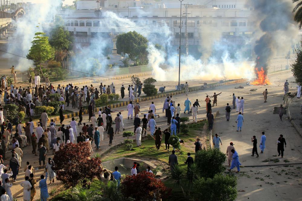 Pakistan'da İmran Han destekçilerinin protestosu ülkeyi karıştı