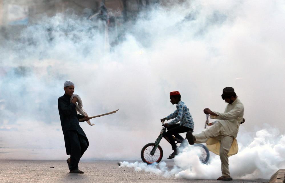 Pakistan'da İmran Han destekçilerinin protestosu ülkeyi karıştı