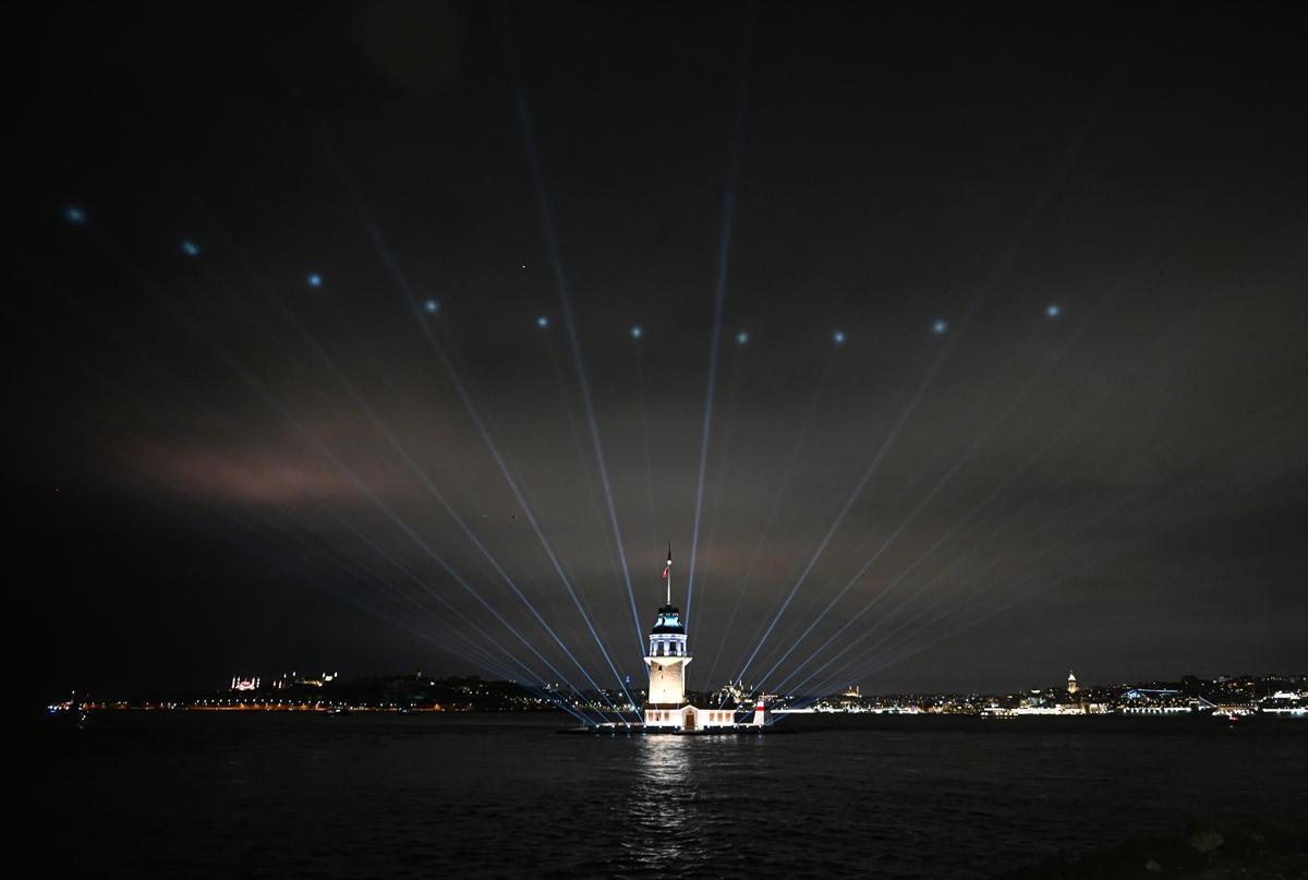 Kız Kulesi ışık ve lazer şovuyla açıldı
